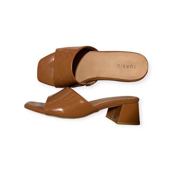 TODRID WOMENS FLATTOP HEELS! Size 10W Beige Glossy Soft Sole! - Picture 2 of 4